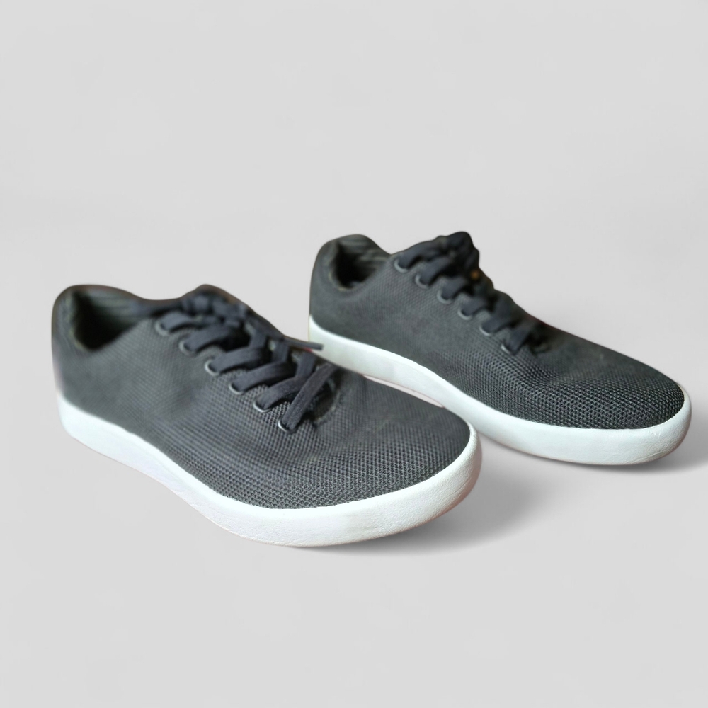 ATOMS. Minimalist Sneakers